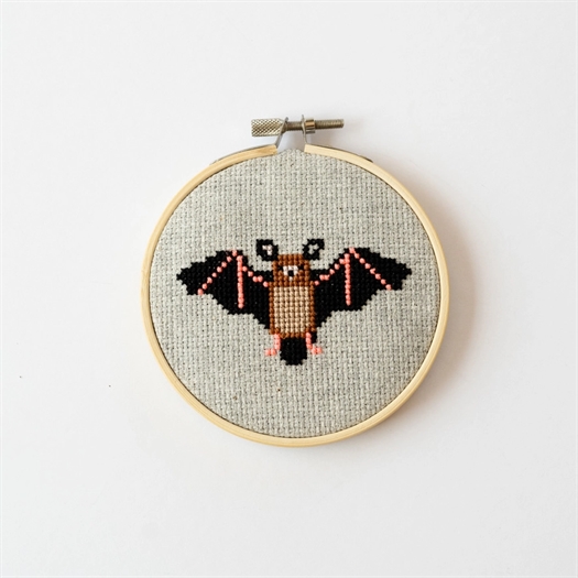 BAT CROSS STITCH KIT fra Cotton Clara